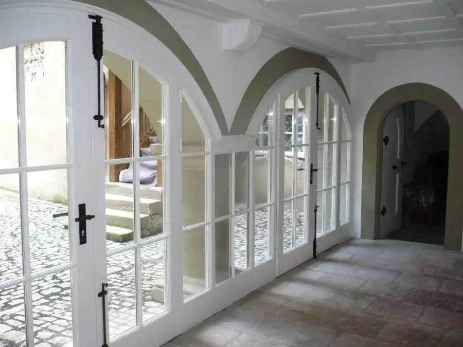 Bild Glasfenster in Bogen
